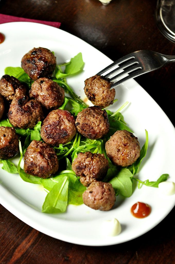 Protein kaynağı ve yeşillik içeren tabak